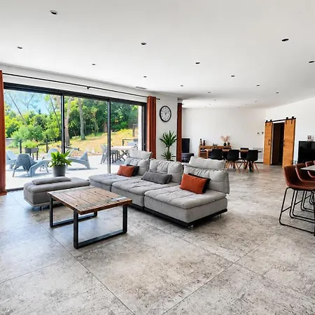 Βίλα Design- Piscine- Loisirs Prives